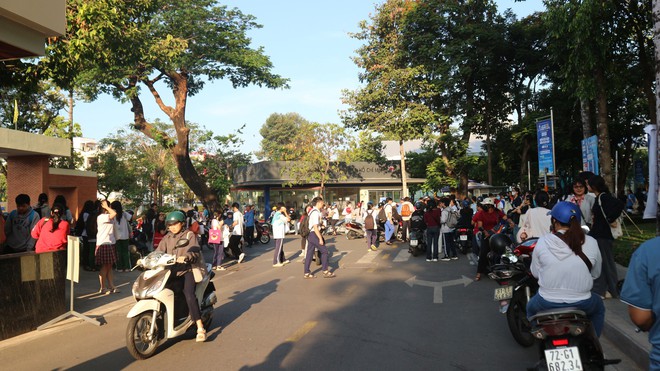 Chở con đi thi đánh giá năng lực từ tờ mờ sáng - Ảnh 10.