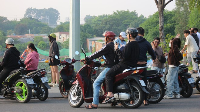 Chở con đi thi đánh giá năng lực từ tờ mờ sáng - Ảnh 5.