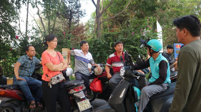 Chở con đi thi đánh giá năng lực từ tờ mờ sáng - Ảnh 9.