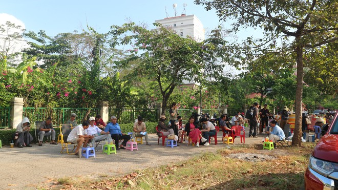 Chở con đi thi đánh giá năng lực từ tờ mờ sáng - Ảnh 11.