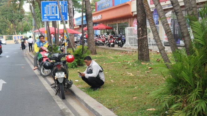 Chở con đi thi đánh giá năng lực từ tờ mờ sáng - Ảnh 12.