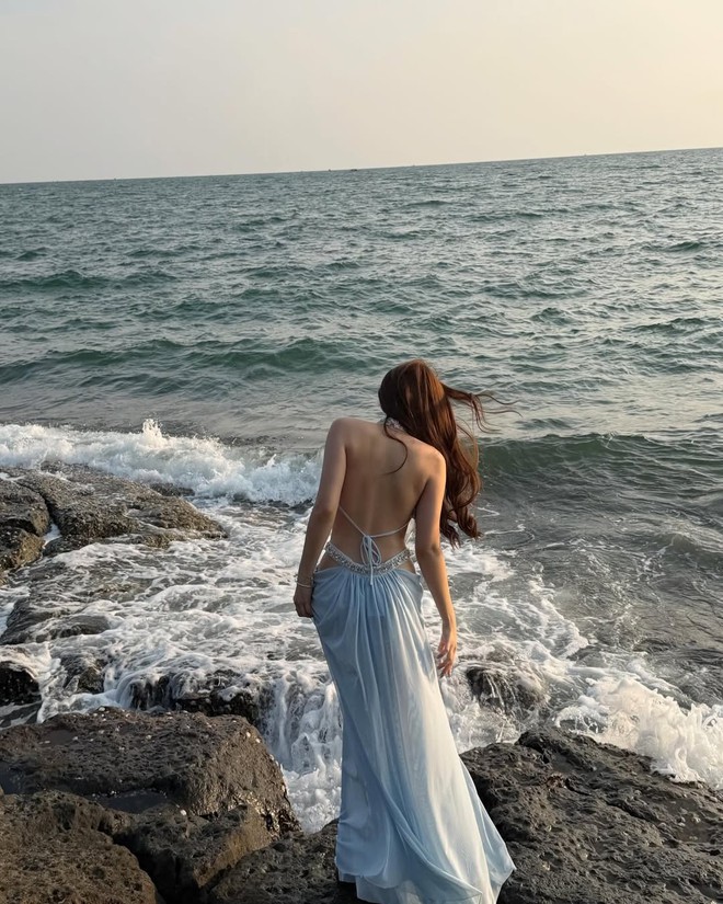 Bỏ qua bikini, nàng vẫn tỏa sáng với loạt trang phục đi biển cuốn hút - Ảnh 4.