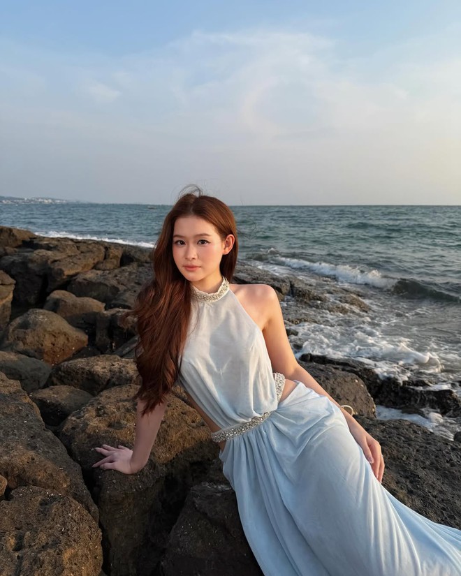 Bỏ qua bikini, nàng vẫn tỏa sáng với loạt trang phục đi biển cuốn hút - Ảnh 3.