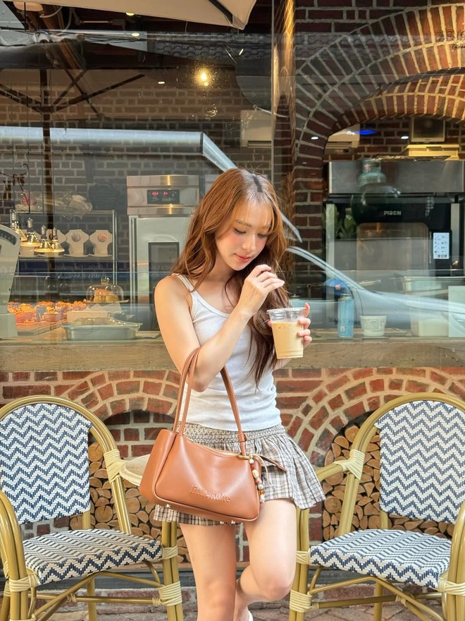 Diện chân váy xếp ly để nàng luôn cuốn hút mỗi ngày- Ảnh 4.