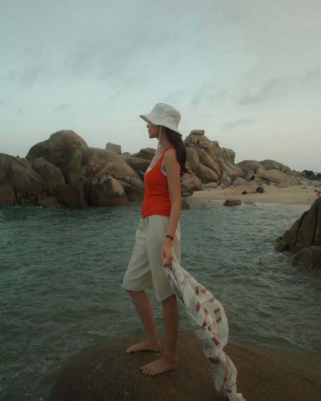 Bỏ qua bikini, nàng vẫn tỏa sáng với loạt trang phục đi biển cuốn hút - Ảnh 8.