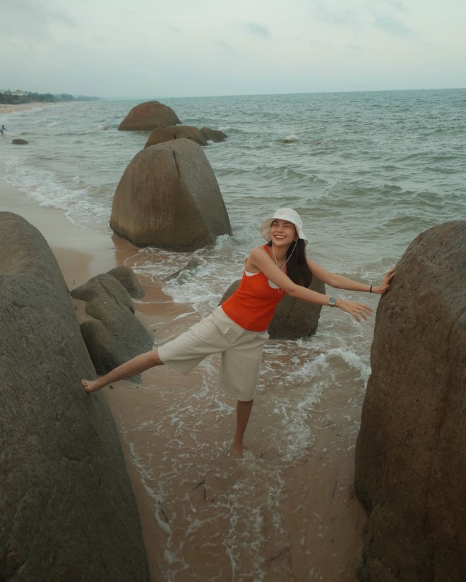 Bỏ qua bikini, nàng vẫn tỏa sáng với loạt trang phục đi biển cuốn hút - Ảnh 7.