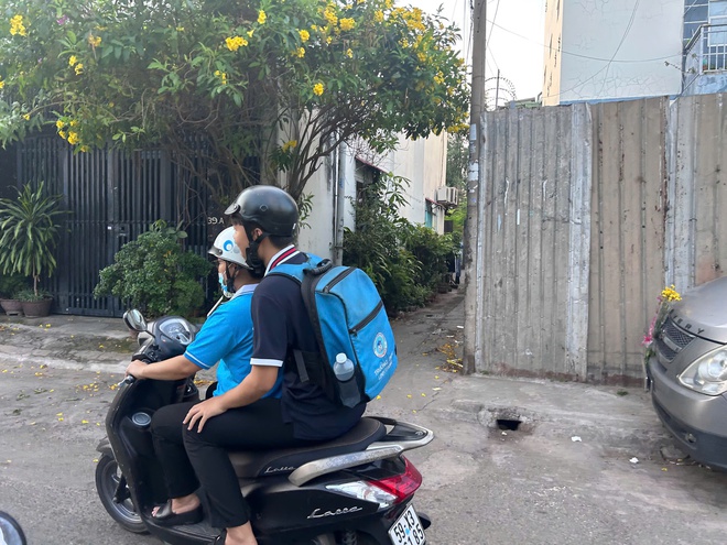 Chở con đi thi đánh giá năng lực từ tờ mờ sáng - Ảnh 3.