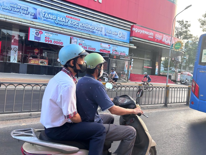 Chở con đi thi đánh giá năng lực từ tờ mờ sáng - Ảnh 2.