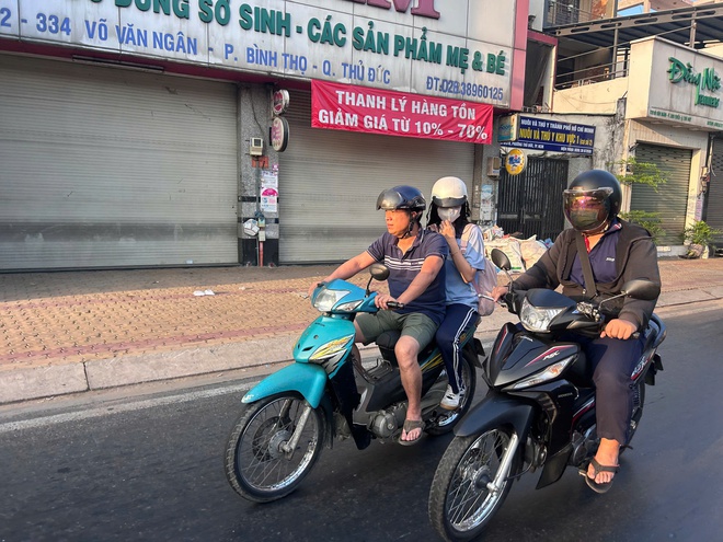 Chở con đi thi đánh giá năng lực từ tờ mờ sáng - Ảnh 1.