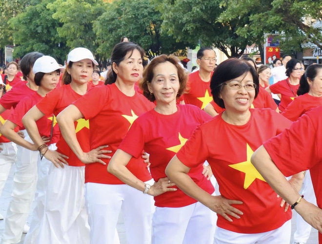 Hàng ngàn người đổ về ngày hội, 15 triệu dân TP.HCM sắp được tầm soát sức khỏe - Ảnh 2.