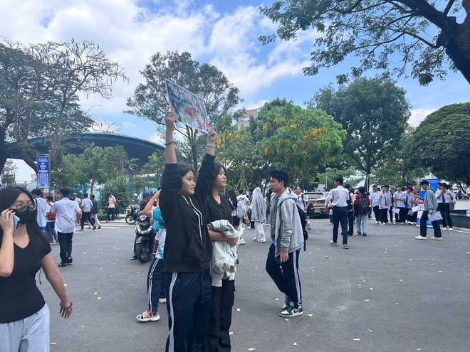 Cặp song sinh bí mật làm một chuyện sau kỳ thi, khiến cả điểm thi ngoái nhìn- Ảnh 3. Cặp song sinh bí mật làm một chuyện sau kỳ thi, khiến cả điểm thi ngoái nhìn- Ảnh 3.