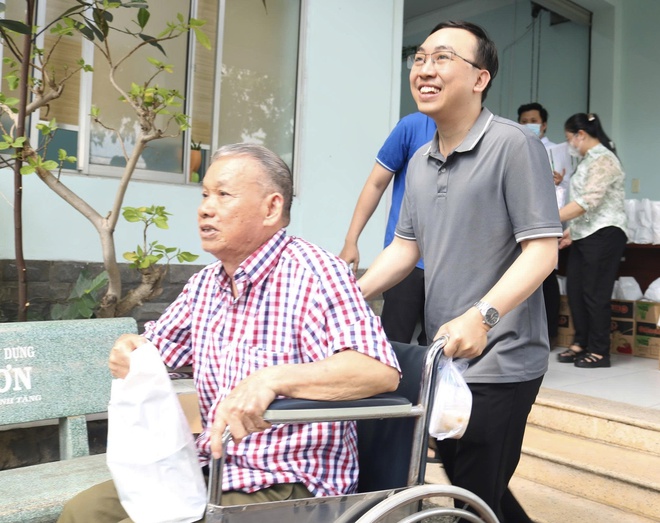 H&agrave;ng ng&agrave;n người d&acirc;n TP.HCM h&agrave;o hứng đi kh&aacute;m sức khỏe miễn ph&iacute; - Ảnh 1.