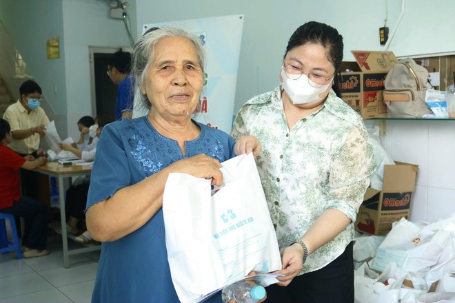 H&agrave;ng ng&agrave;n người d&acirc;n TP.HCM h&agrave;o hứng đi kh&aacute;m sức khỏe miễn ph&iacute; - Ảnh 2.