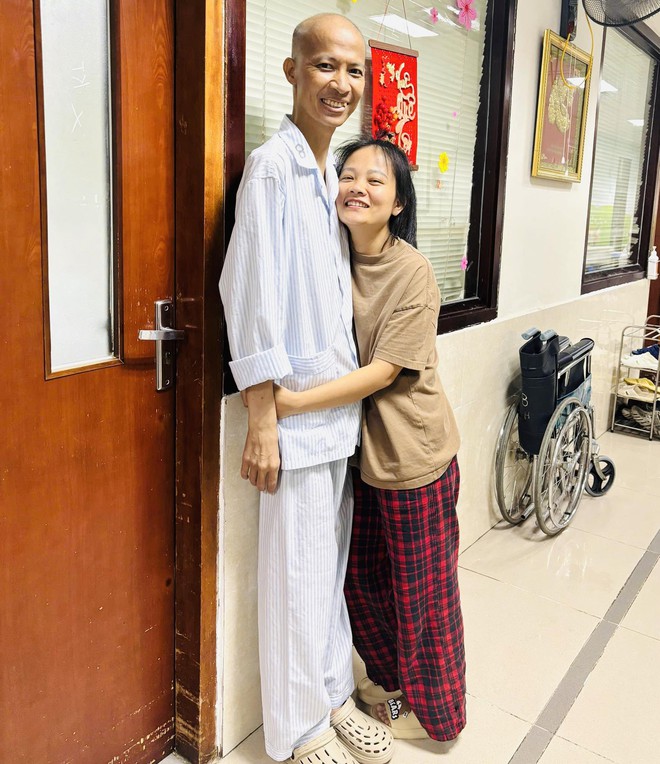 Chồng bị ung thư m&aacute;u, vợ 7 năm 'nửa bước kh&ocirc;ng rời' - Ảnh 1.