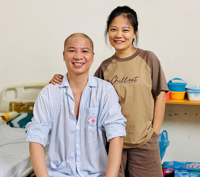 Chồng bị ung thư m&aacute;u, vợ 7 năm 'nửa bước kh&ocirc;ng rời' - Ảnh 2.