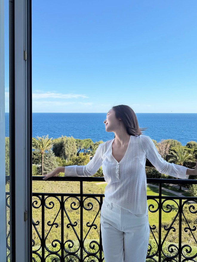 Monochrome trắng: Công thức mặc đẹp không bao giờ lỗi mốt - Ảnh 5.