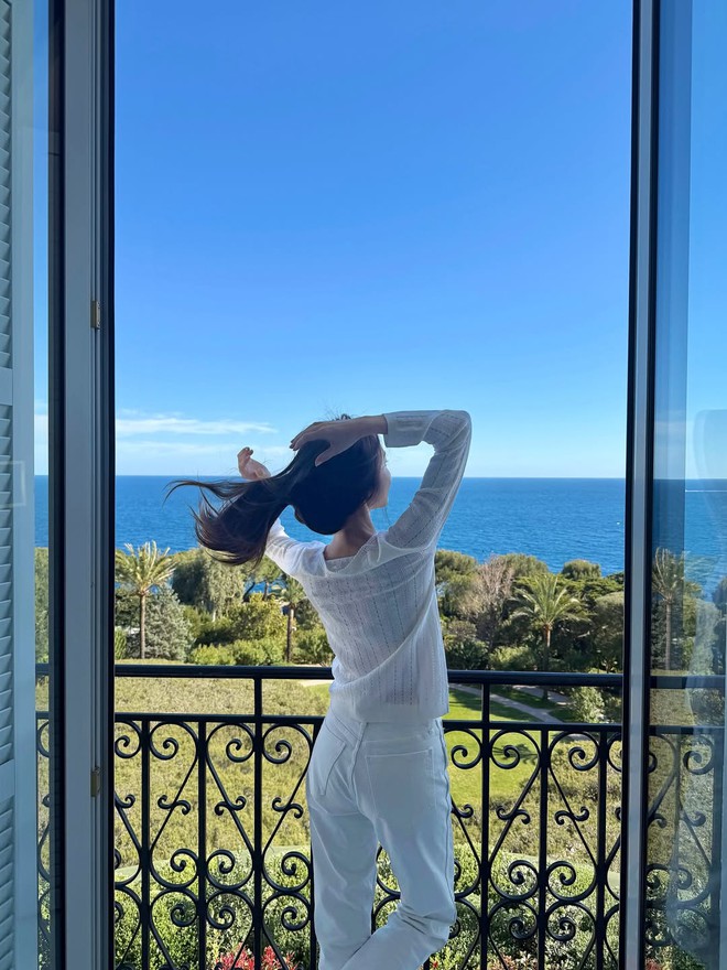 Monochrome trắng: Công thức mặc đẹp không bao giờ lỗi mốt - Ảnh 4.