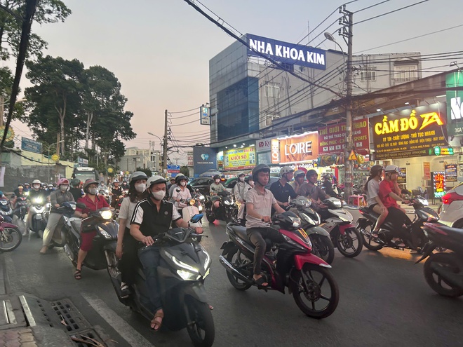 Nắng n&oacute;ng chạm ngưỡng 40 độ, người trẻ rủ nhau sống về đ&ecirc;m - Ảnh 2.