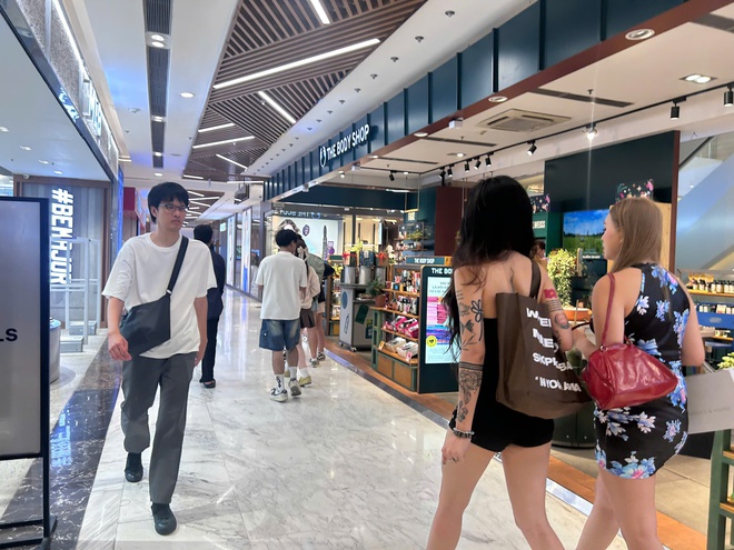 Nắng n&oacute;ng chạm ngưỡng 40 độ, người trẻ rủ nhau sống về đ&ecirc;m - Ảnh 1.