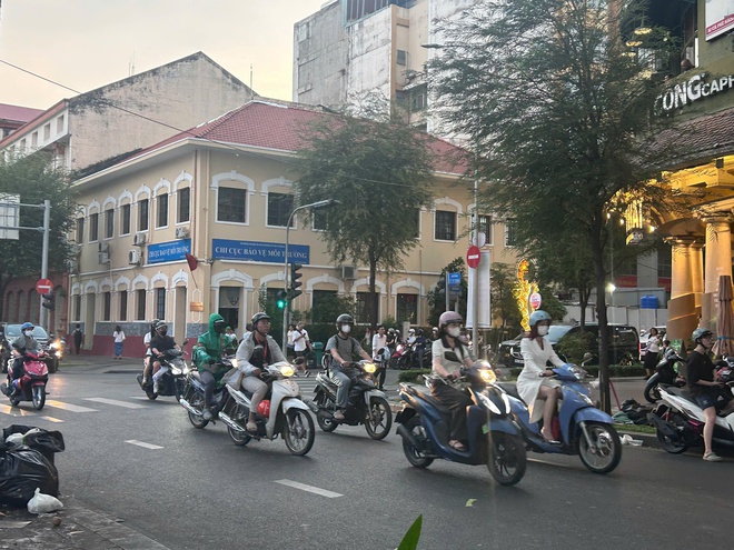 Nắng n&oacute;ng chạm ngưỡng 40 độ, người trẻ rủ nhau sống về đ&ecirc;m - Ảnh 4.