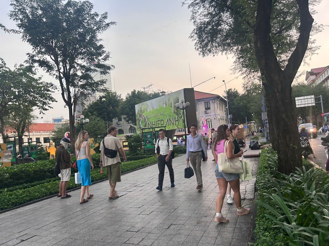 Nắng n&oacute;ng chạm ngưỡng 40 độ, người trẻ rủ nhau sống về đ&ecirc;m - Ảnh 5.