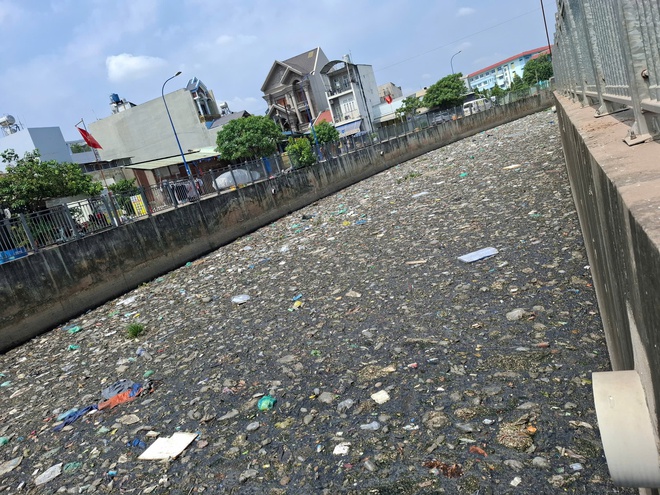 R&aacute;c ngập mặt k&ecirc;nh- Ảnh 2.