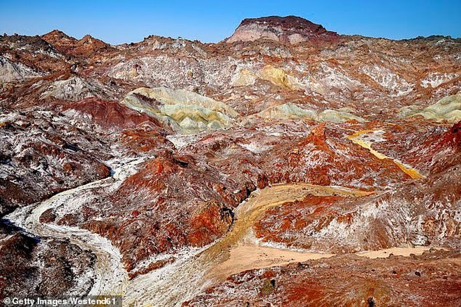 Khám phá hòn đảo 'đẹp như ở hành tinh khác' ngay giữa eo biển Hormuz- Ảnh 4. Khám phá hòn đảo 'đẹp như ở hành tinh khác' ngay giữa eo biển Hormuz- Ảnh 4.