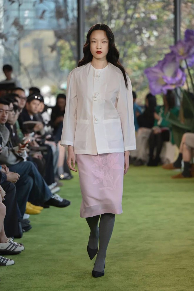 Chọn màu trang phục: Nhẹ nhàng nhưng vẫn nổi bật cho outfit thường ngày - Ảnh 3.