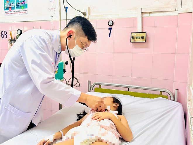 Lấy mẫu t&igrave;m nguy&ecirc;n nh&acirc;n 53 học sinh Trường Tiểu học B&igrave;nh Quới T&acirc;y nhập viện - Ảnh 1.