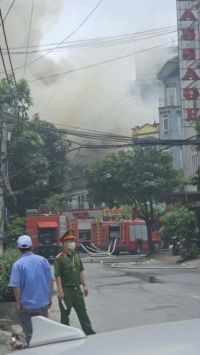 Ch&aacute;y nh&agrave; h&agrave;ng ở H&agrave; Nội, hơn 10 xe chữa ch&aacute;y tới hiện trường- Ảnh 7.