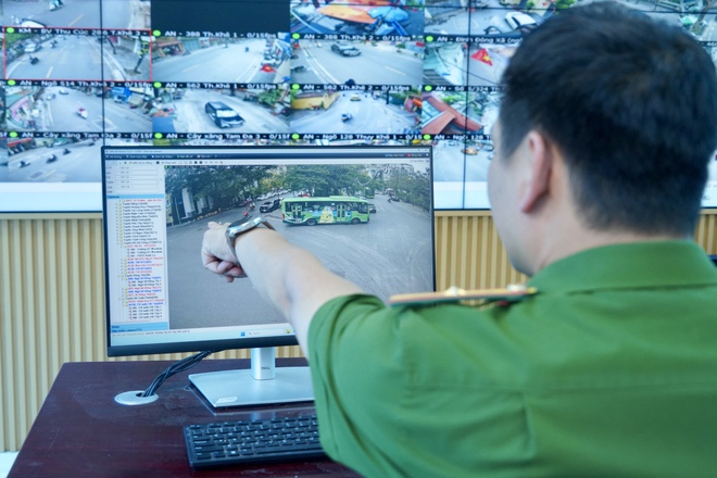 Camera tại H&agrave; Nội, trợ thủ đắc lực gi&agrave;nh lại vỉa h&egrave; cho người đi bộ - Ảnh 3.