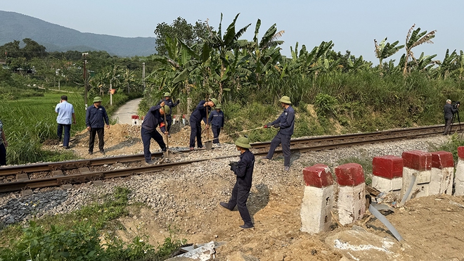 Hiểm họa r&igrave;nh rập từ lối đi tự mở qua đường sắt ở Quảng Trị- Ảnh 1.