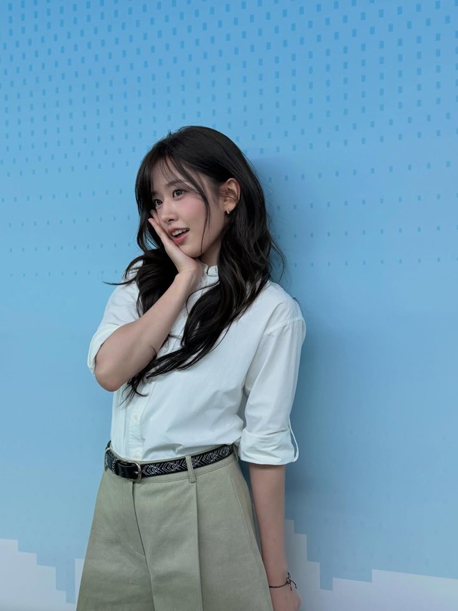 Điểm nhấn nhẹ nhàng nhưng nổi bật từ áo sơ mi trắng - Ảnh 6.