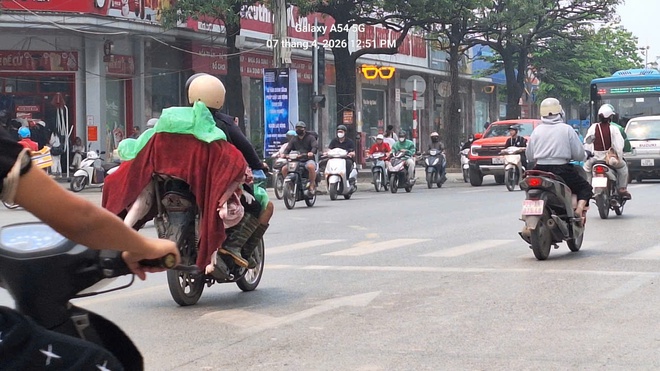 Thịt lợn 'h&iacute;t bụi, phơi nắng' ồ ạt v&agrave;o nội th&agrave;nh- Ảnh 6.