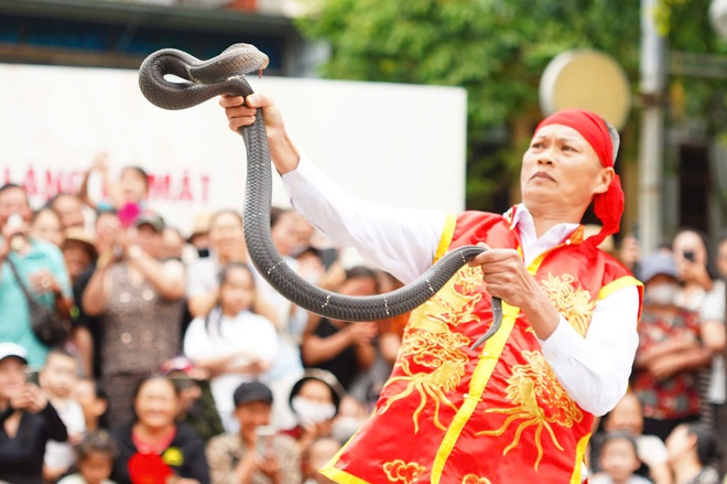 Người đ&agrave;n &ocirc;ng 'm&uacute;a rắn' giữa H&agrave; Nội: 'Rắn hung dữ nhất gặp t&ocirc;i cũng th&agrave;nh th&uacute; cưng&rsquo;- Ảnh 4.