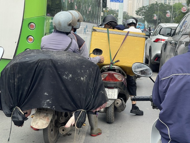 Thịt lợn 'h&iacute;t bụi, phơi nắng' ồ ạt v&agrave;o nội th&agrave;nh- Ảnh 14.