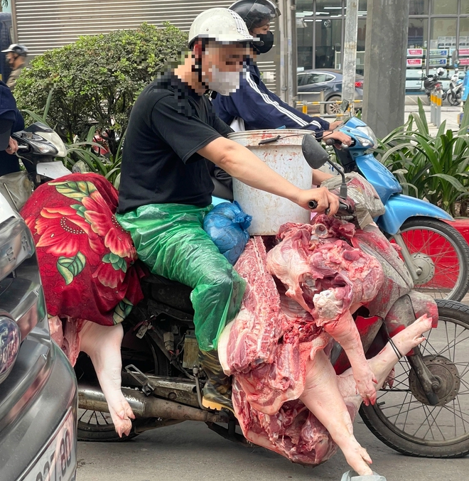 Thịt lợn 'hít bụi, phơi nắng' ồ ạt vào nội thành- Ảnh 10.
