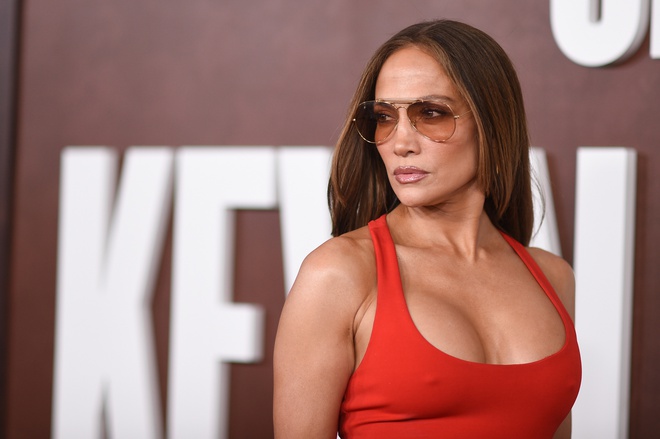 Jennifer Lopez thân mật bên bạn diễn, dấy lên tin đồn hẹn hò- Ảnh 2. Jennifer Lopez thân mật bên bạn diễn, dấy lên tin đồn hẹn hò- Ảnh 2.