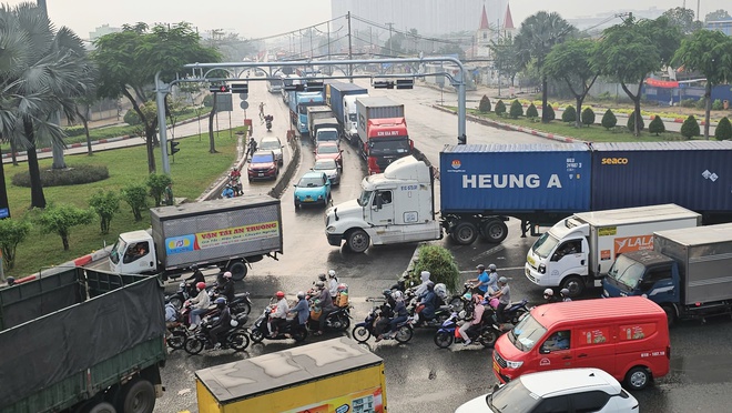 Siết xe tải v&agrave;o nội đ&ocirc;, lo h&agrave;ng h&oacute;a đội gi&aacute;- Ảnh 1.