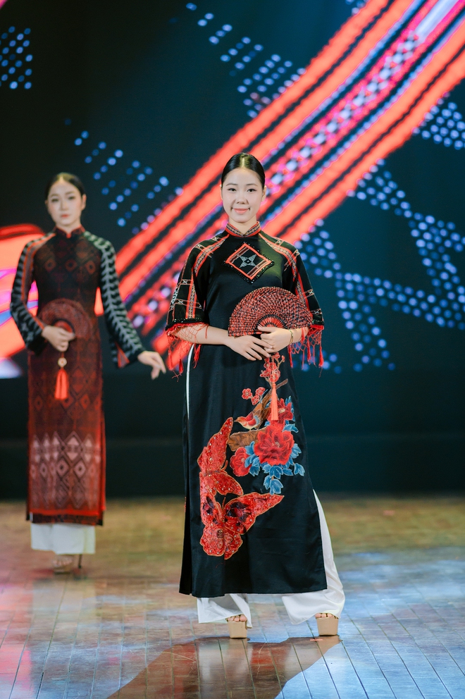 Ngắm z&egrave;ng A Lưới thăng hoa tr&ecirc;n t&agrave; &aacute;o d&agrave;i Huế- Ảnh 14.