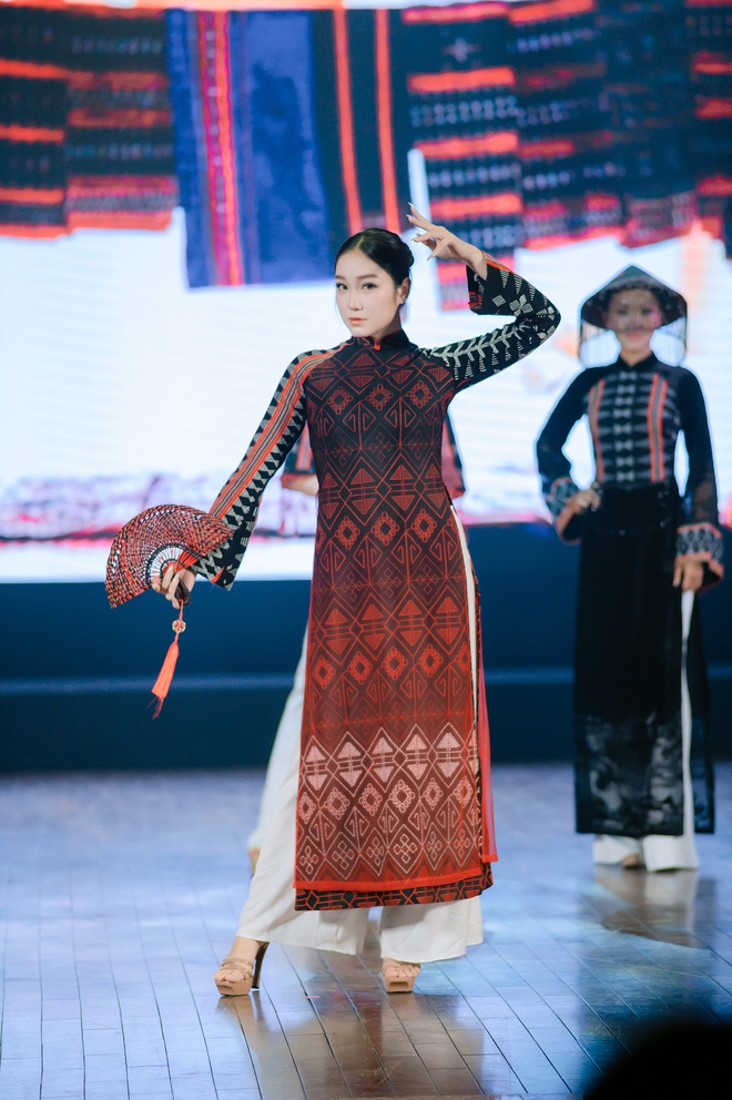 Ngắm z&egrave;ng A Lưới thăng hoa tr&ecirc;n t&agrave; &aacute;o d&agrave;i Huế- Ảnh 21.