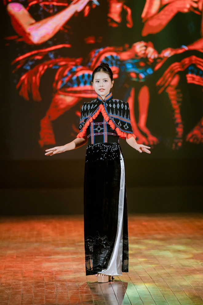 Ngắm z&egrave;ng A Lưới thăng hoa tr&ecirc;n t&agrave; &aacute;o d&agrave;i Huế- Ảnh 19.