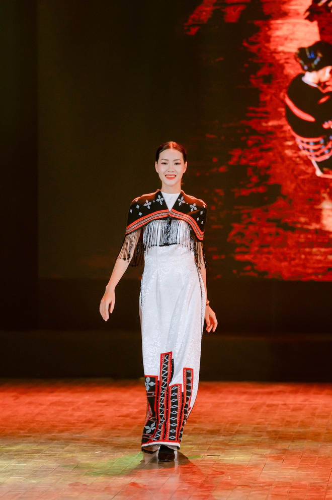 Ngắm z&egrave;ng A Lưới thăng hoa tr&ecirc;n t&agrave; &aacute;o d&agrave;i Huế- Ảnh 22.