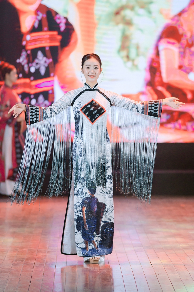 Ngắm z&egrave;ng A Lưới thăng hoa tr&ecirc;n t&agrave; &aacute;o d&agrave;i Huế- Ảnh 16.