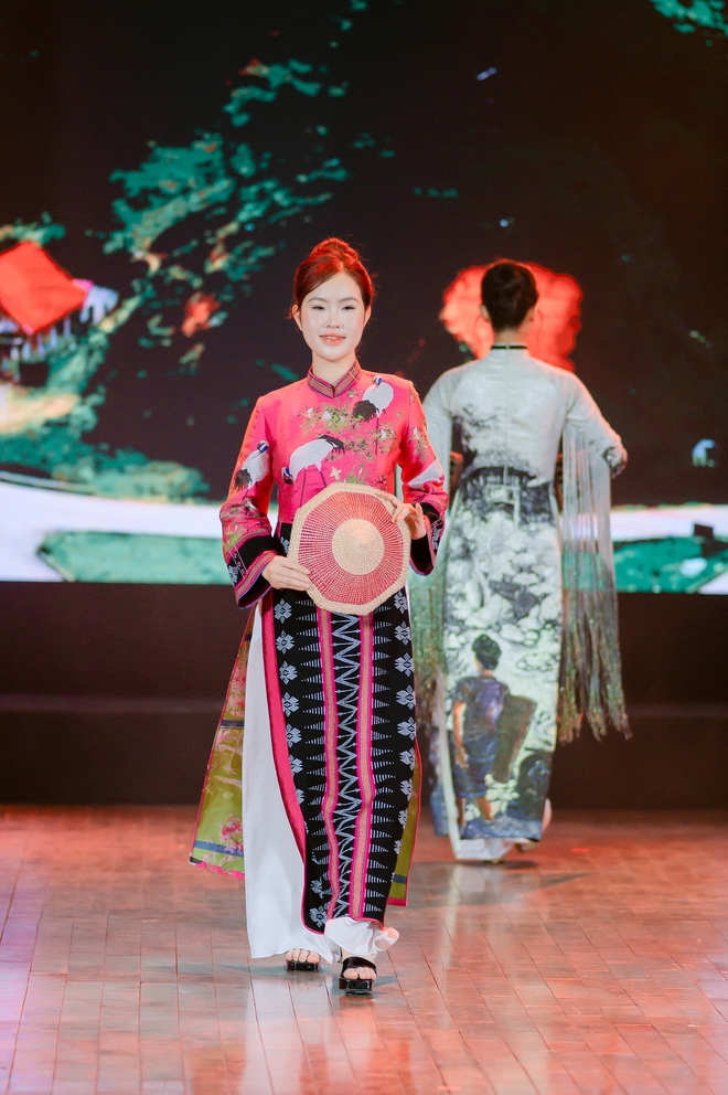 Ngắm z&egrave;ng A Lưới thăng hoa tr&ecirc;n t&agrave; &aacute;o d&agrave;i Huế- Ảnh 18.