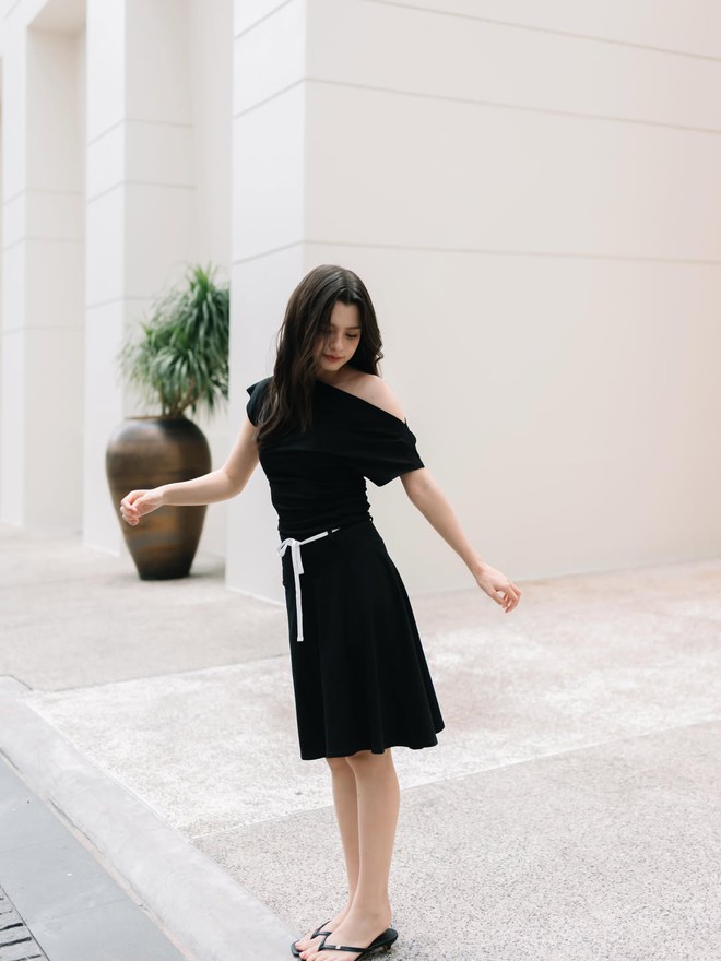 Chinh phục phong cách thời thượng nhờ trang phục màu đen- Ảnh 1.