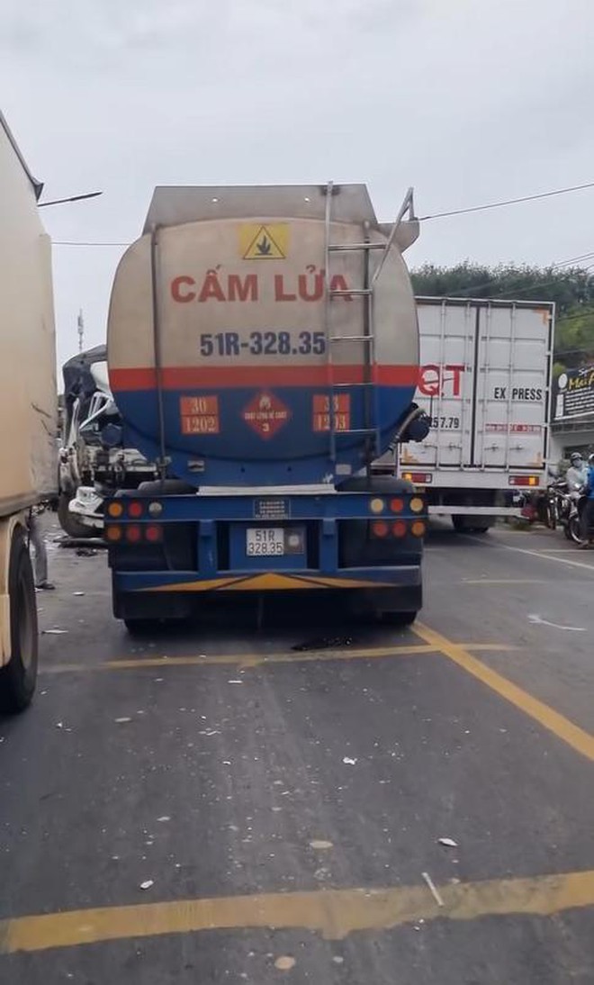 Đồng Nai: Tai nạn li&ecirc;n ho&agrave;n giữa 3 xe tải, quốc lộ 14 &ugrave;n tắc nhiều km - Ảnh 3.