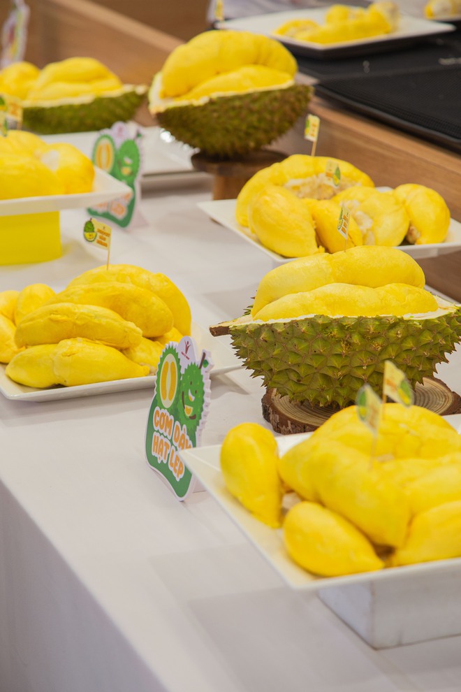 Buffet sầu ri&ecirc;ng độc lạ đang diễn ra ở TP.HCM, cửa h&agrave;ng chuẩn bị hơn 1 tấn - Ảnh 7.