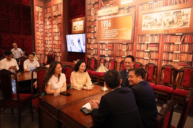 Đại học Đ&ocirc;ng Dương bừng s&aacute;ng c&ugrave;ng &aacute;o d&agrave;i Le Mur sau 120 năm- Ảnh 8.