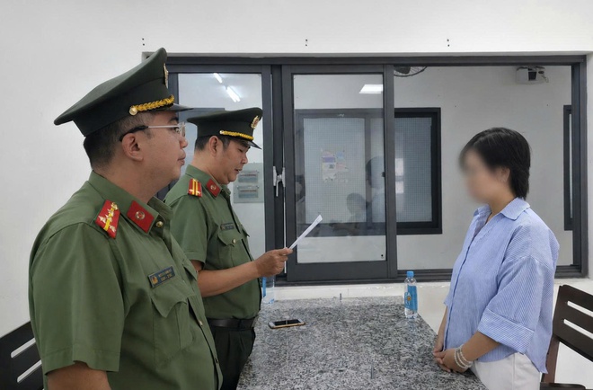 Nhờ thi hộ bằng tiếng Anh tốt nghiệp thạc sĩ, Công an TP.HCM xử lý 2 người - Ảnh 2.